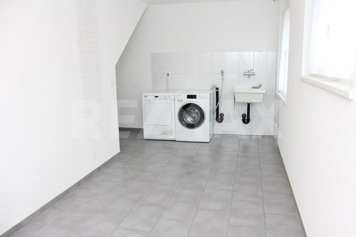 Impressive living enjoyment with plenty of ambiance - Photo 4 of 13