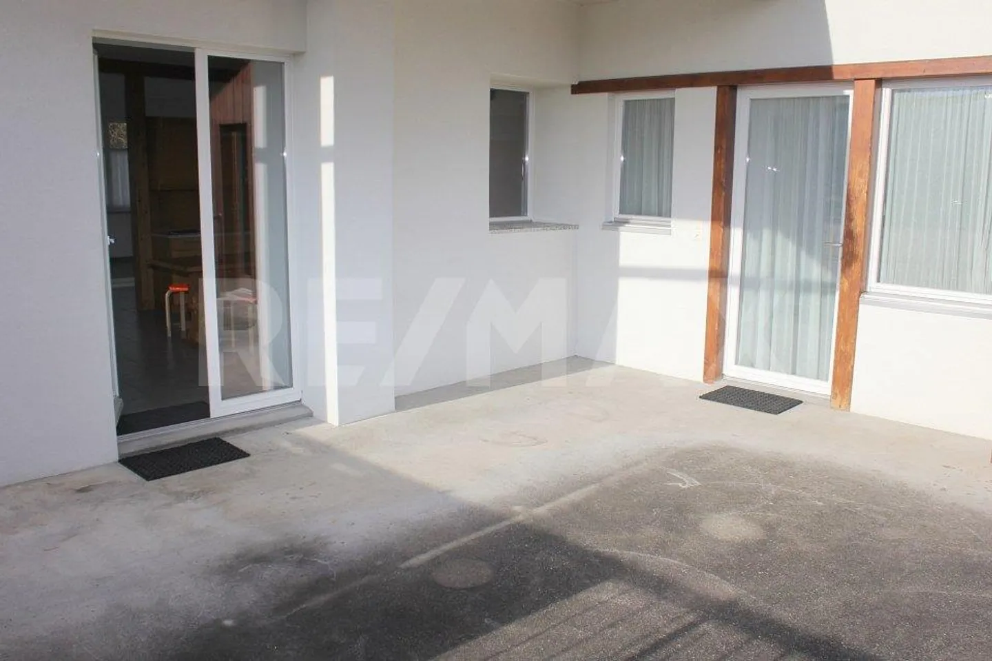 Impressive living enjoyment with plenty of ambiance - Photo 9 of 13