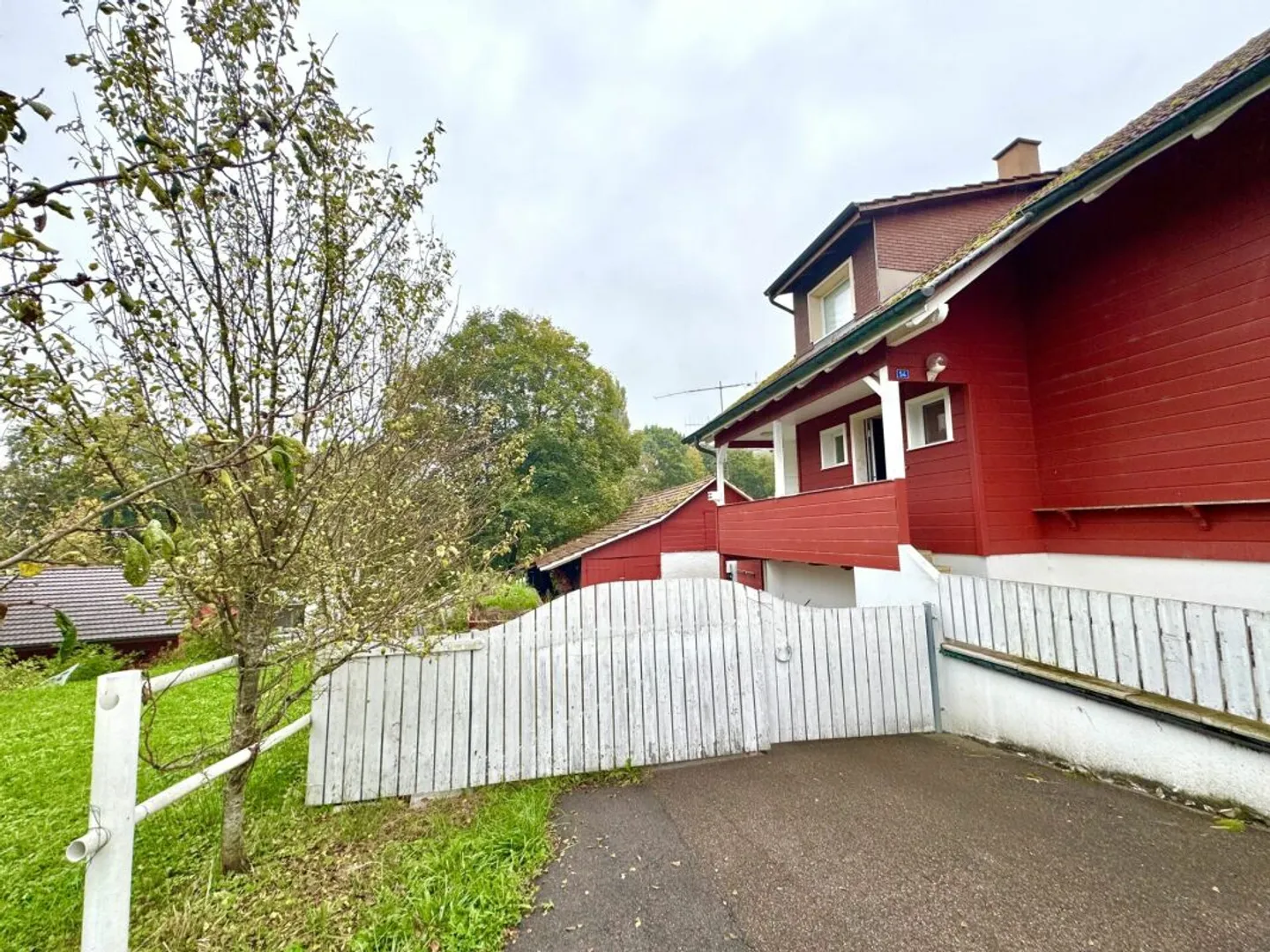 Single-family home with land reserve & horse stable - expansion potential - Photo 4 of 18