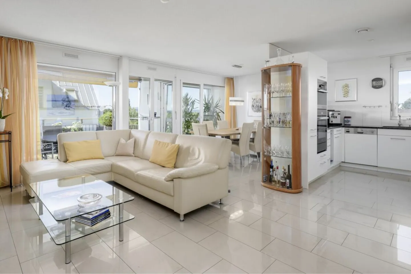 Light, Space & Quality of Life - Stylish Living in the Heart of Opfikon - Photo 1 of 6