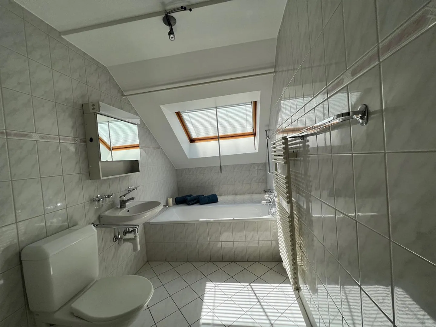 Appartamento luminoso con 2 stanze e balcone - Fino a 3 mesi di affitto offerti! - Foto 4 di 7