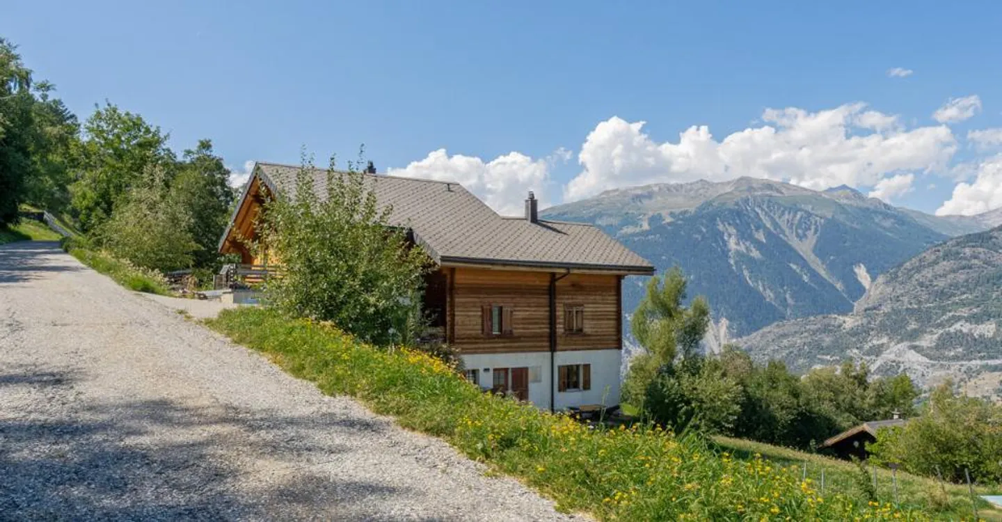 Casa bifamiliare in posizione tranquilla a Eischoll con vista spettacolare - Foto 1 di 10