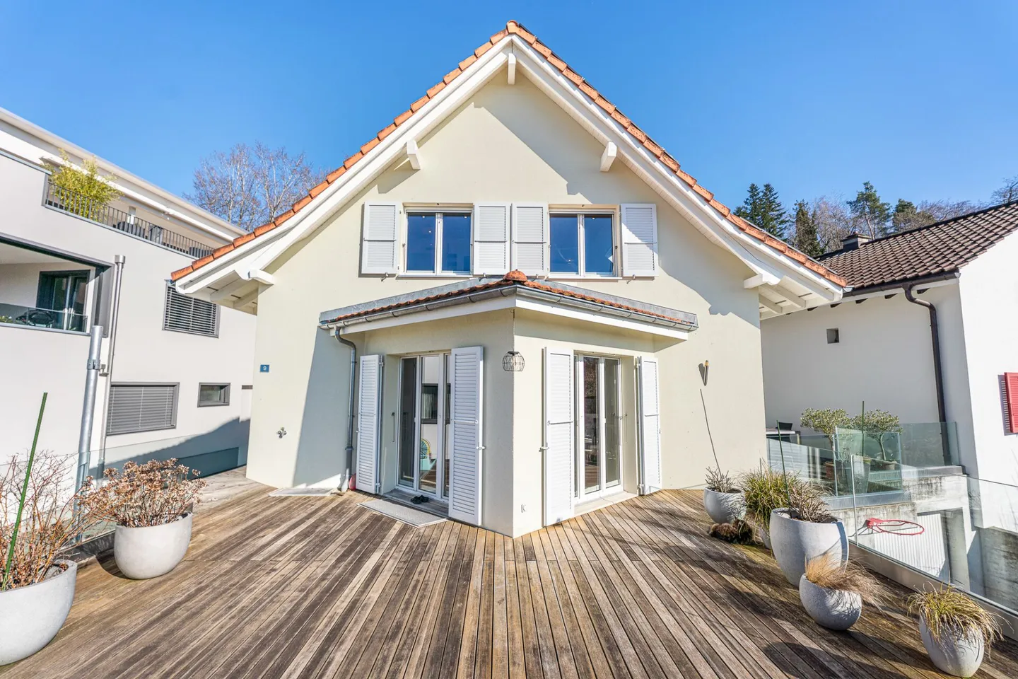 Traumhaftes 5.5 Zimmer-Haus mit cooler Relax-Terrasse - Foto 2 von 16