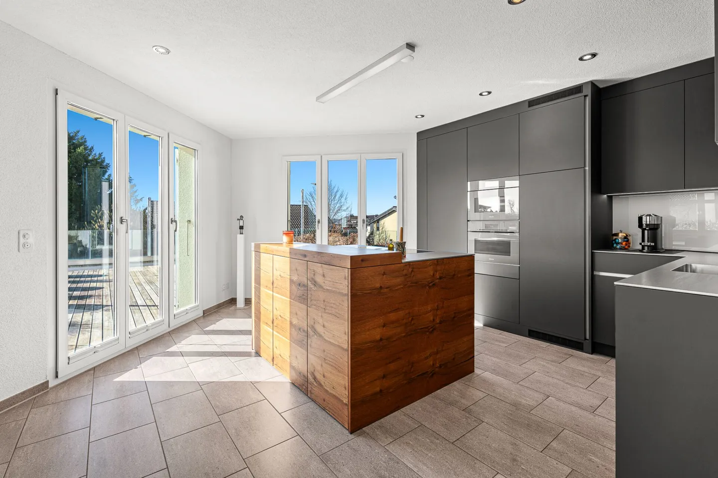 Traumhaftes 5.5 Zimmer-Haus mit cooler Relax-Terrasse - Foto 4 von 16