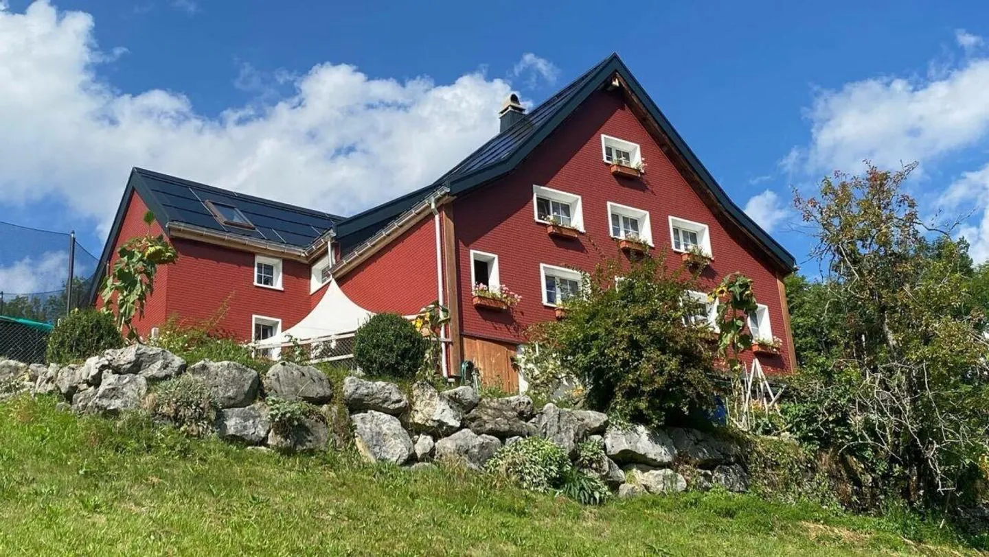 Casa unifamiliare nel verde con vista mozzafiato - Foto 2 di 17