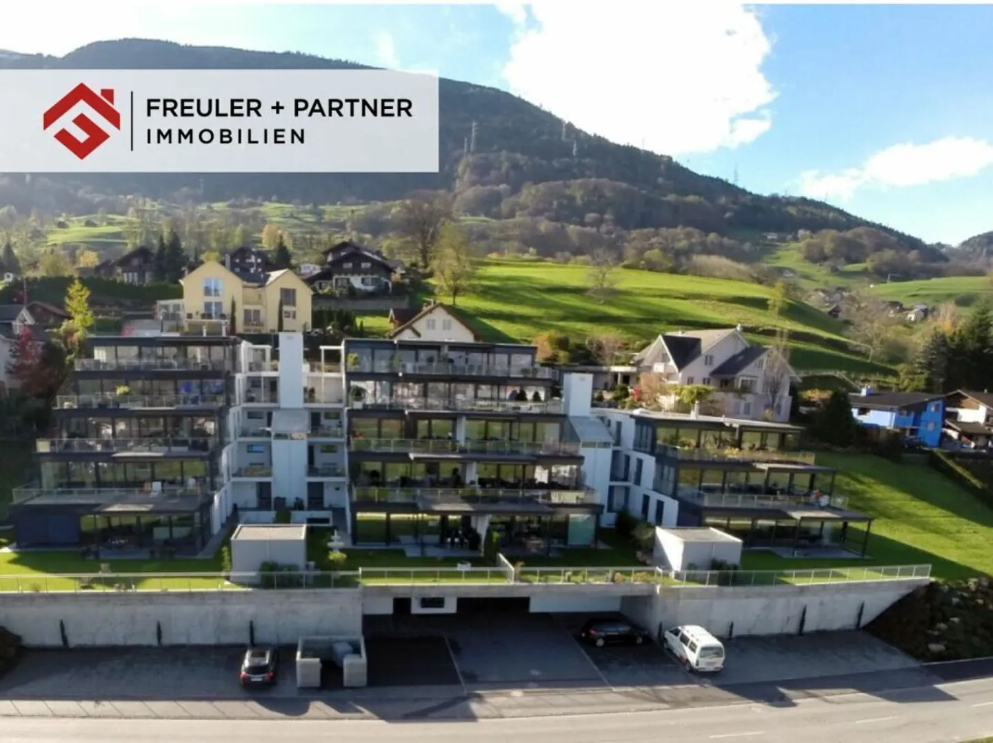 Parkplatz mit E-Ladestation - Foto 1 von 2