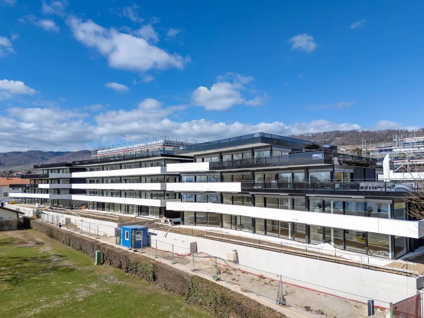 Unico! Attico di 5,5 stanze con 180m2, che offre una terrazza sul tetto di 168m2 con vista panoramica sul lago e sulle Alpi - Foto 12 di 13