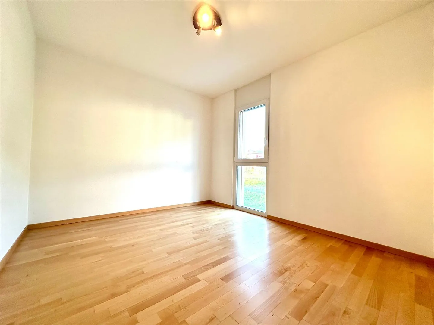 Elegant apartment with 4.5 rooms and modern amenities in Castel San Pietro - Photo 9 of 11