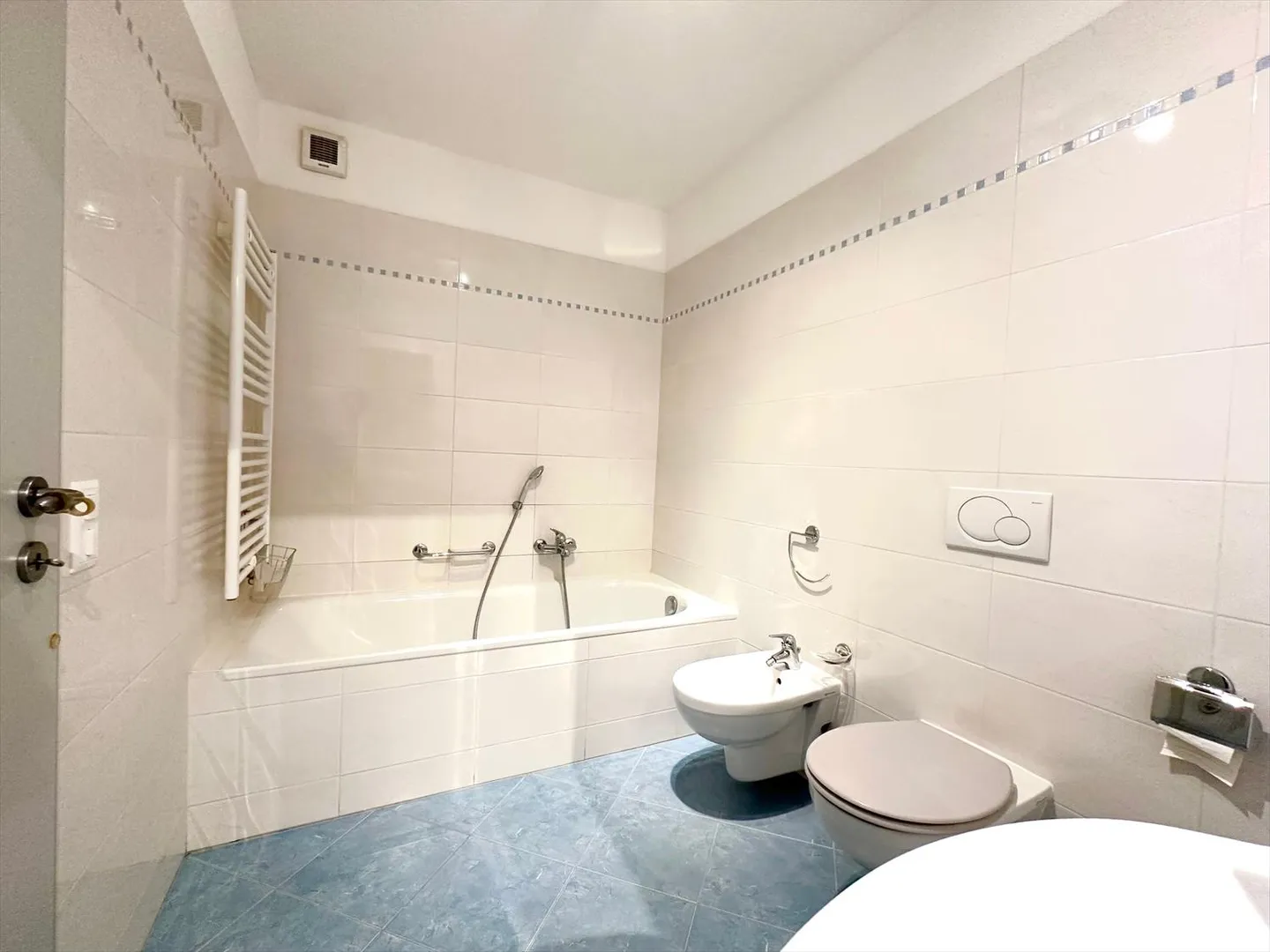 Elegant apartment with 4.5 rooms and modern amenities in Castel San Pietro - Photo 5 of 11