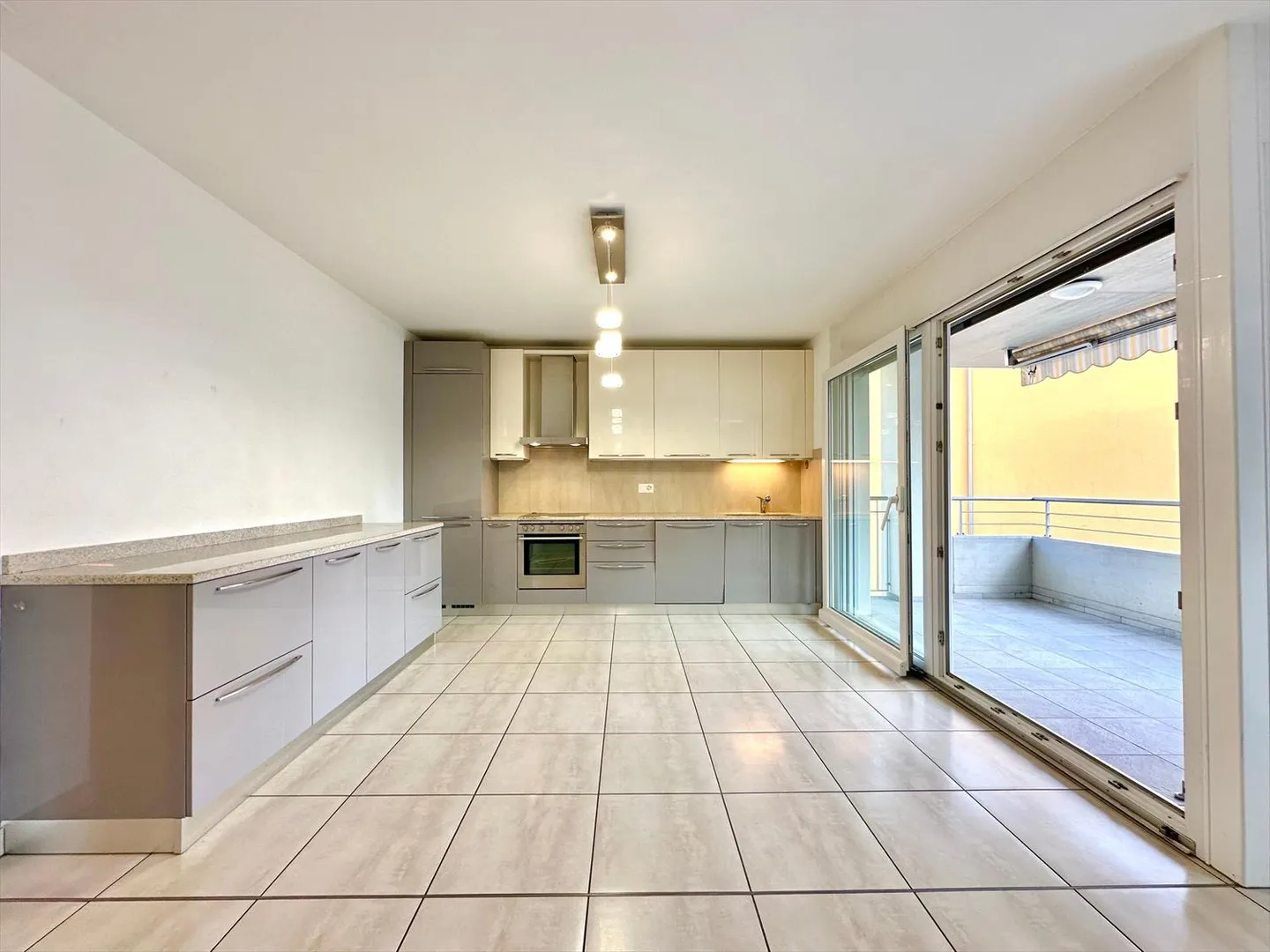 Elegant apartment with 4.5 rooms and modern amenities in Castel San Pietro - Photo 2 of 11