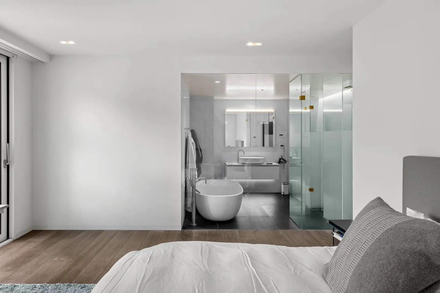 Luxury Apartment with Concierge - Photo 8 of 18