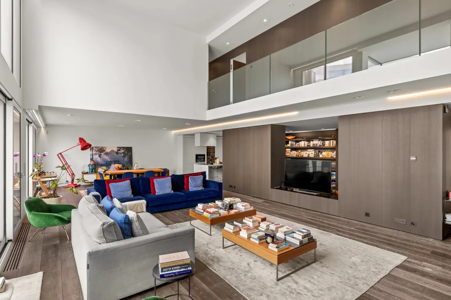 Luxury Apartment with Concierge - Photo 6 of 18