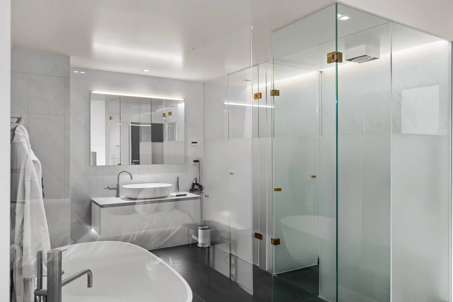Luxury Apartment with Concierge - Photo 9 of 18