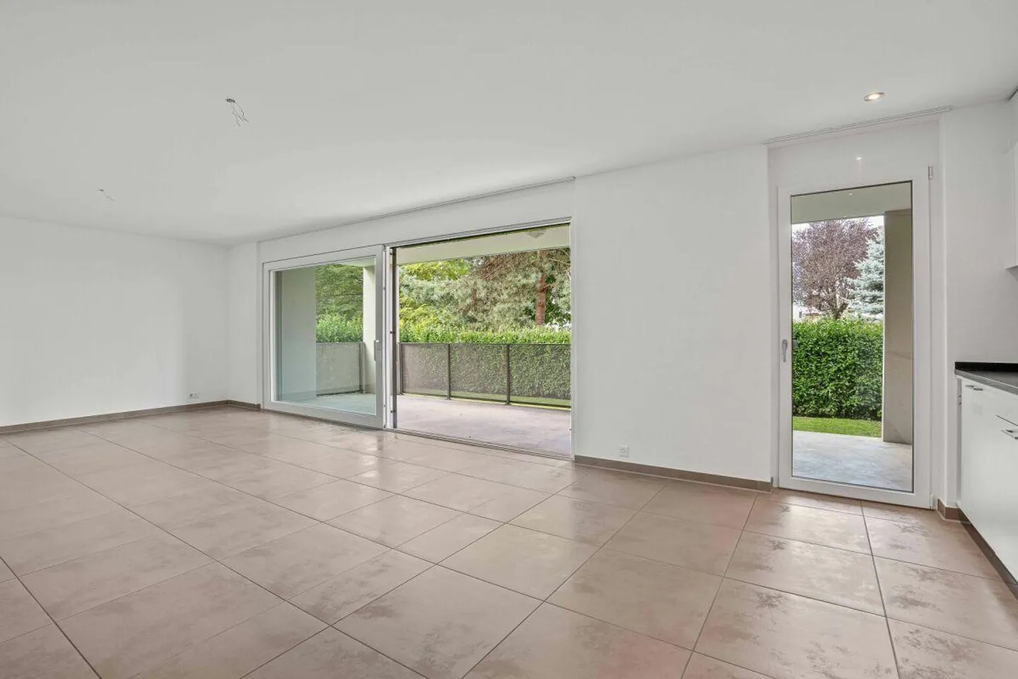 Appartement spacieux et lumineux de 2,5 pièces avec jardin de 145 m2 - Photo 4 sur 12