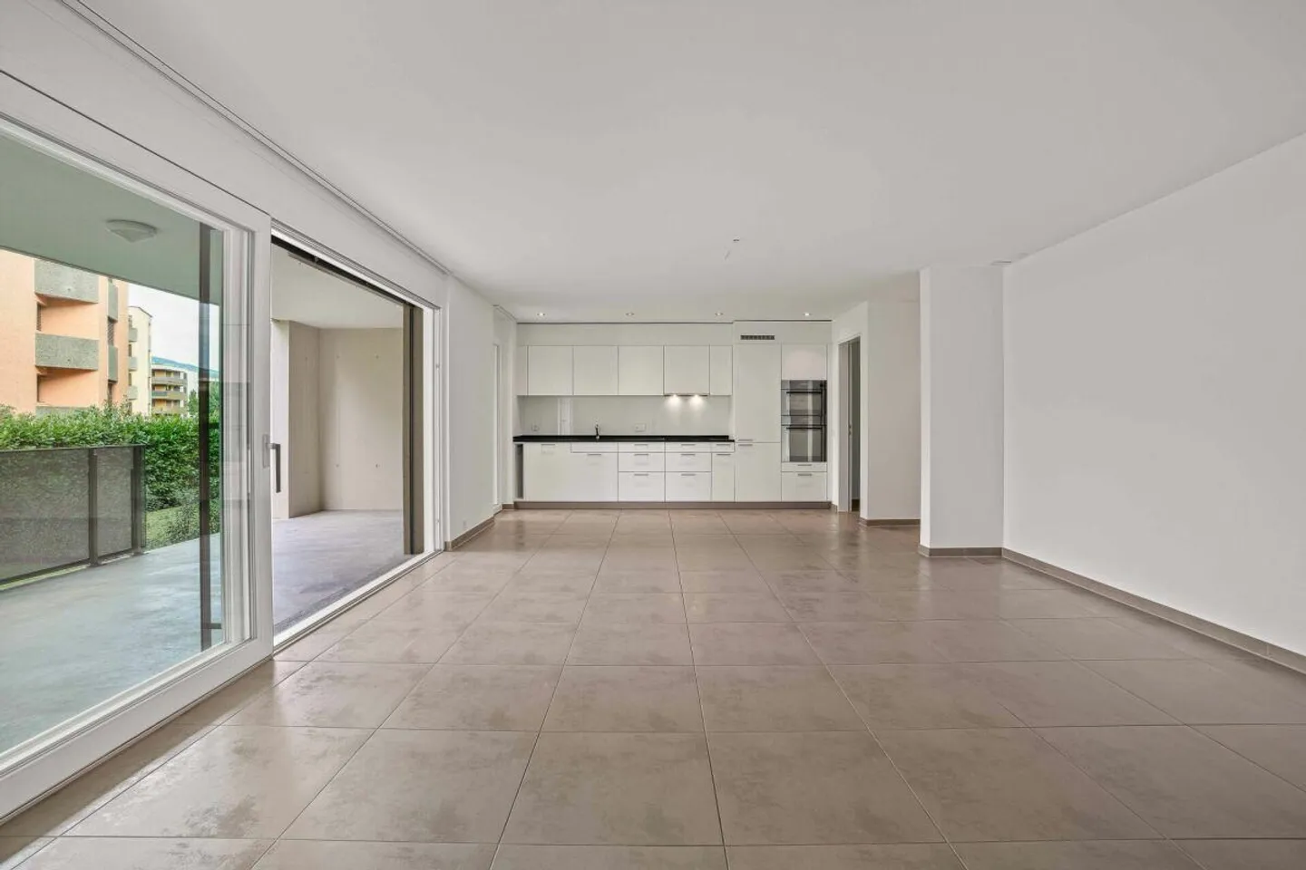 Appartement spacieux et lumineux de 2,5 pièces avec jardin de 145 m2 - Photo 5 sur 12