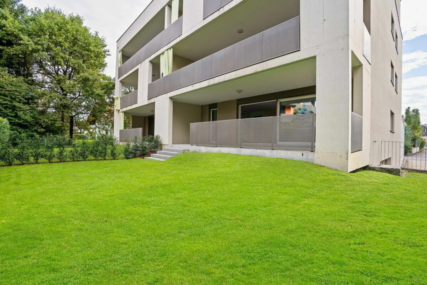 Appartement spacieux et lumineux de 2,5 pièces avec jardin de 145 m2 - Photo 2 sur 12