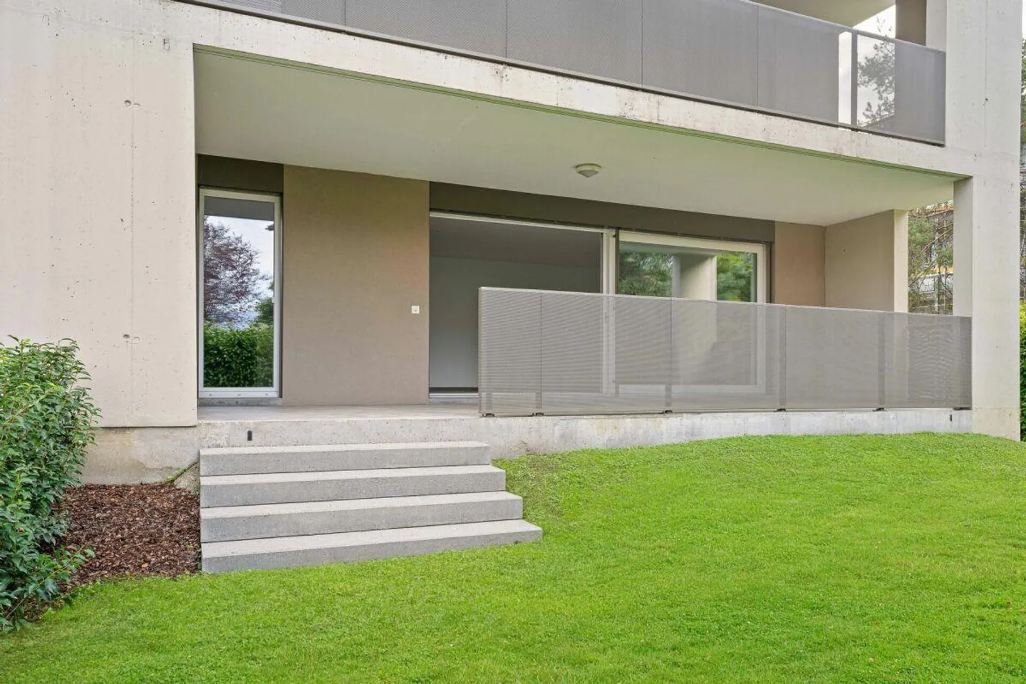Appartement spacieux et lumineux de 2,5 pièces avec jardin de 145 m2 - Photo 3 sur 12