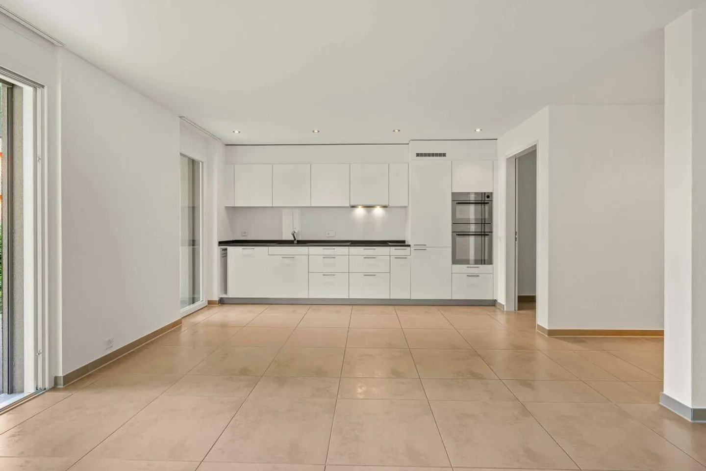 Appartement spacieux et lumineux de 2,5 pièces avec jardin de 145 m2 - Photo 6 sur 12
