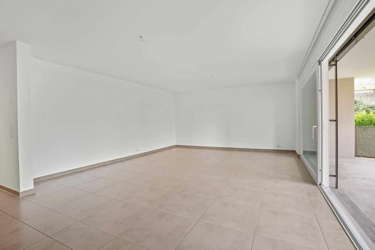 Appartement spacieux et lumineux de 2,5 pièces avec jardin de 145 m2 - Photo 7 sur 12