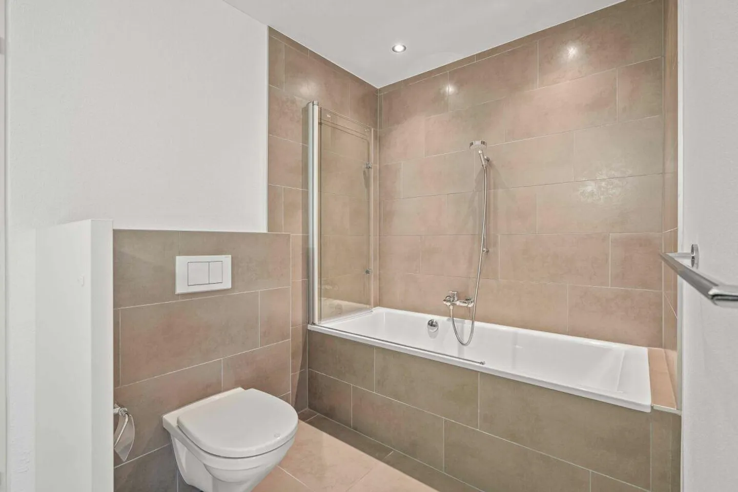 Appartement spacieux et lumineux de 2,5 pièces avec jardin de 145 m2 - Photo 9 sur 12