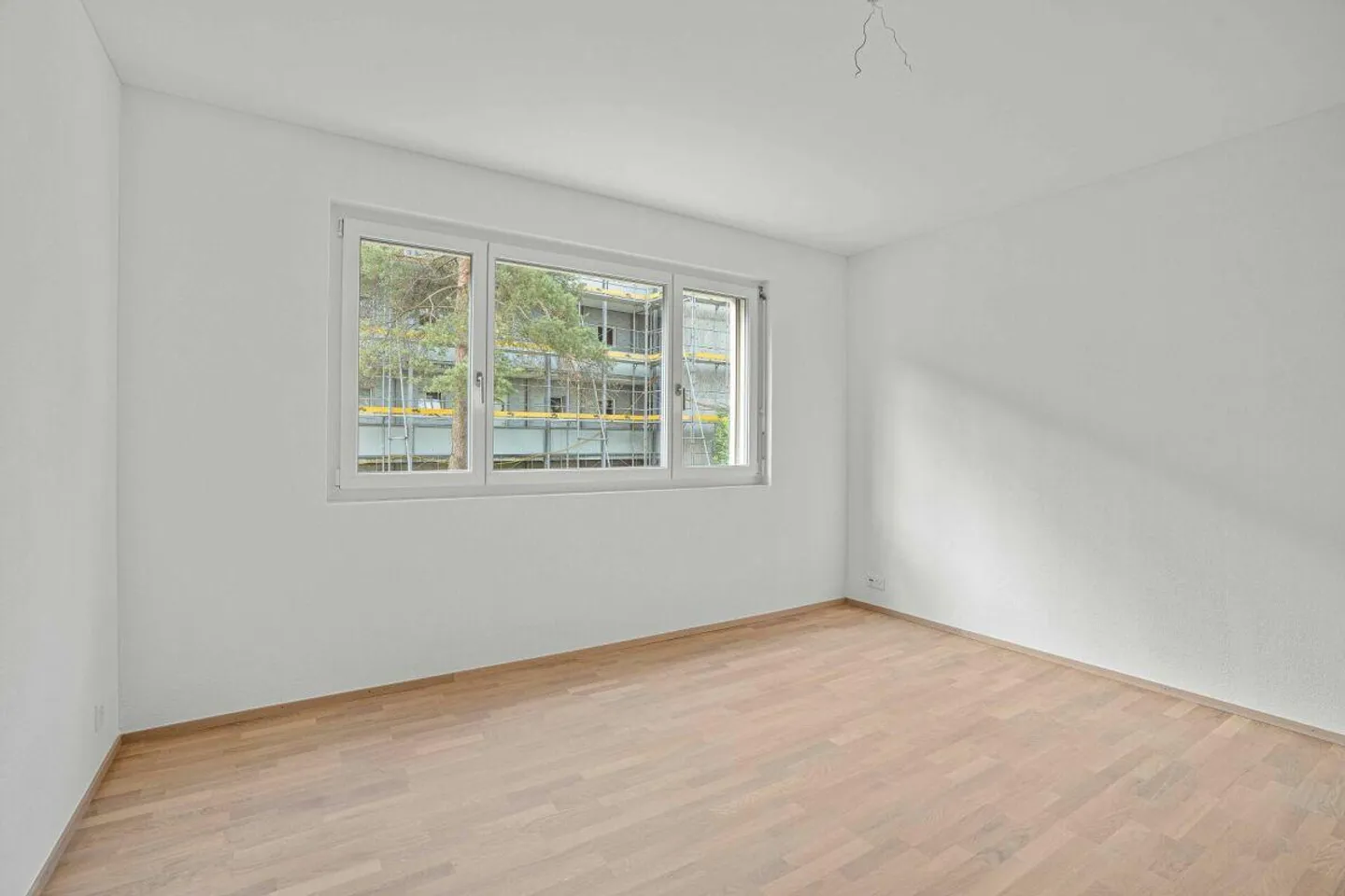 Appartement spacieux et lumineux de 2,5 pièces avec jardin de 145 m2 - Photo 10 sur 12