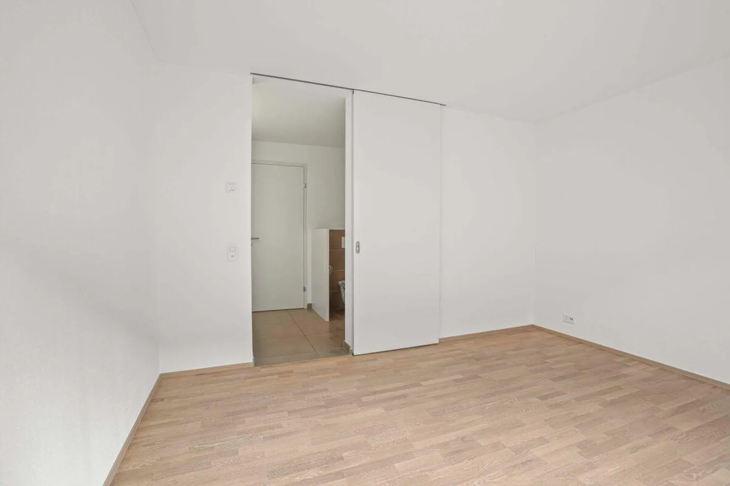 Appartement spacieux et lumineux de 2,5 pièces avec jardin de 145 m2 - Photo 11 sur 12