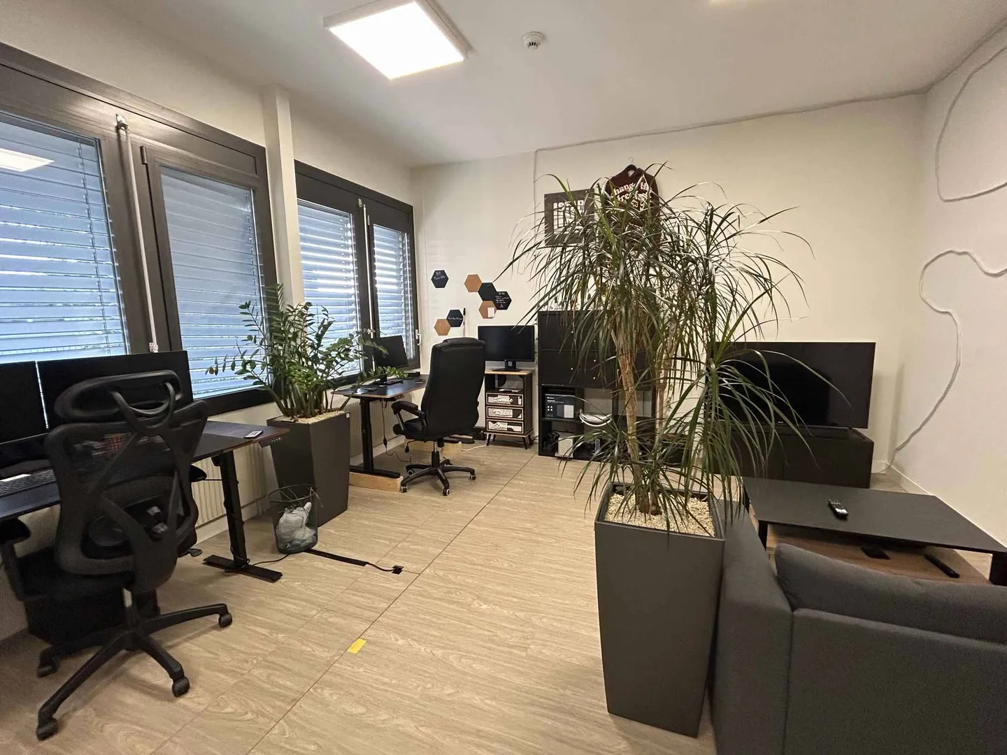 Bellissimo ufficio ristrutturato in un edificio a uso misto con parcheggi esterni - Foto 3 di 4