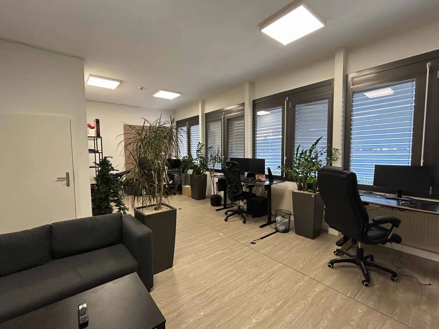 Bellissimo ufficio ristrutturato in un edificio a uso misto con parcheggi esterni - Foto 4 di 4