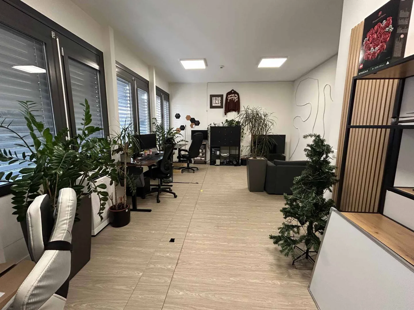 Bellissimo ufficio ristrutturato in un edificio a uso misto con parcheggi esterni - Foto 1 di 4