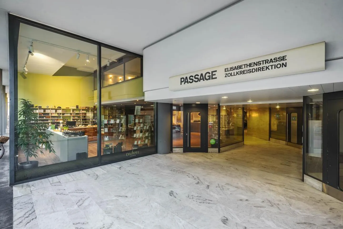 Commercial space with large shop window front - Photo 3 of 3