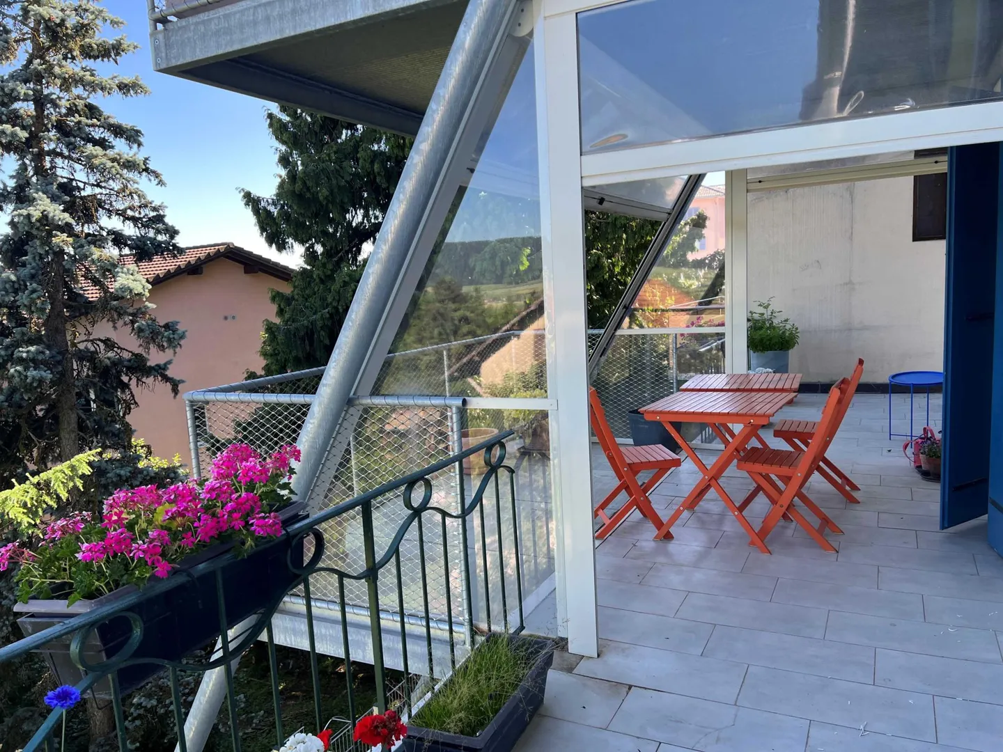 Charmante Wohnung mit Terrasse, Wintergarten und freiem Blick - Foto 1 von 12