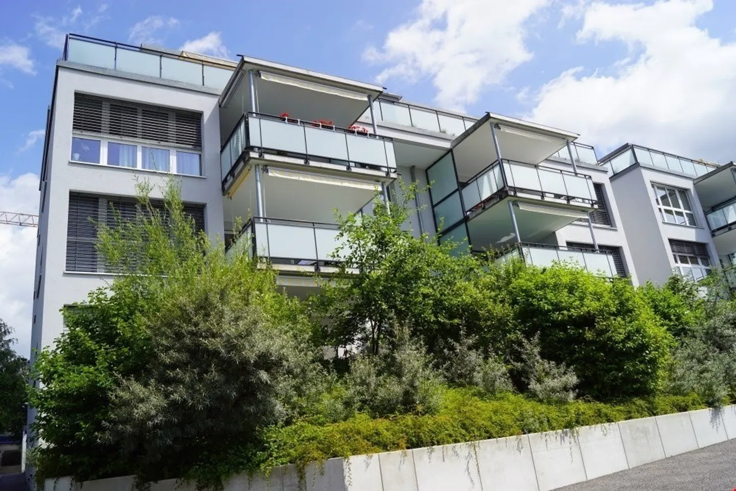 Moderne 3.5-Zimmerwohnung mit Balkon - Foto 1 von 9