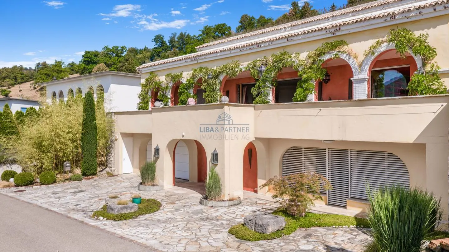 Unique villa with exclusive living environment & plenty of space to live - Photo 3 of 20