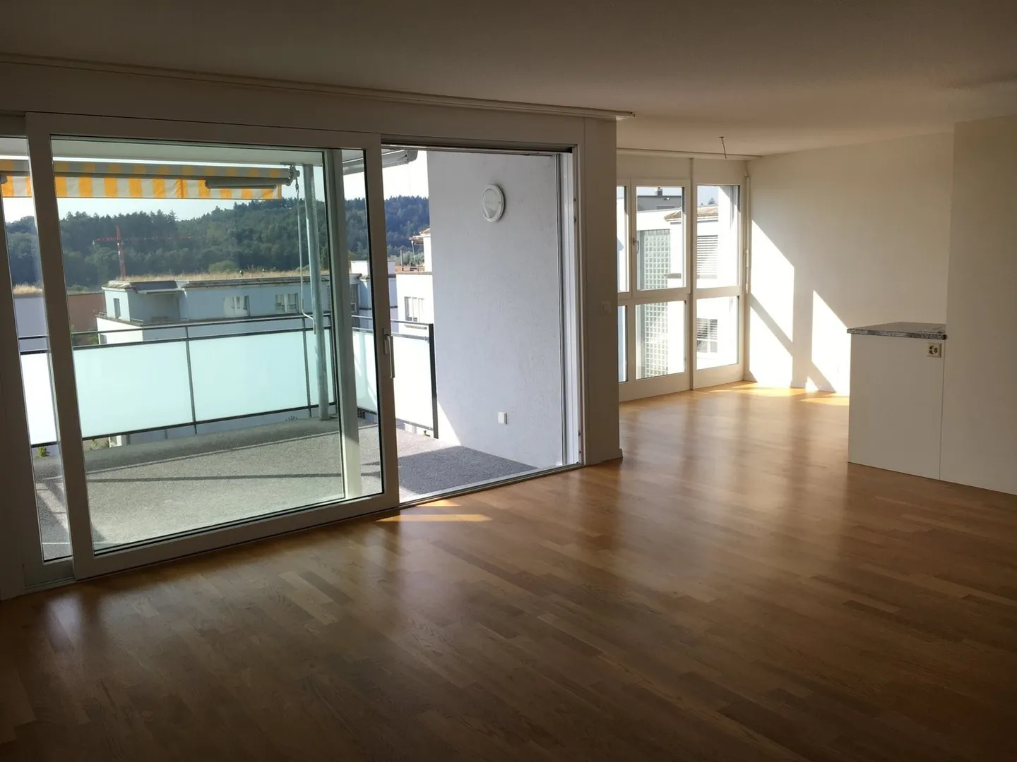 Moderne 3.5-Zimmerwohnung mit Balkon - Foto 2 von 9