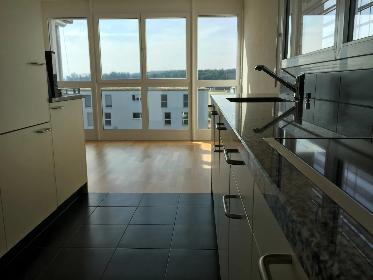 Moderne 3.5-Zimmerwohnung mit Balkon - Foto 3 von 9