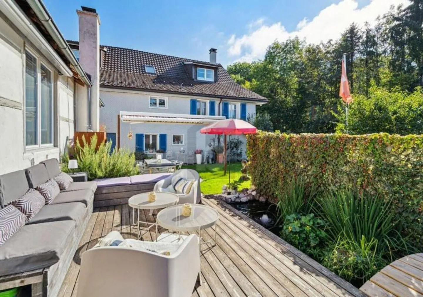 LIGHT-FILLED WITH LARGE GARDEN AND JACUZZI - Photo 2 of 6