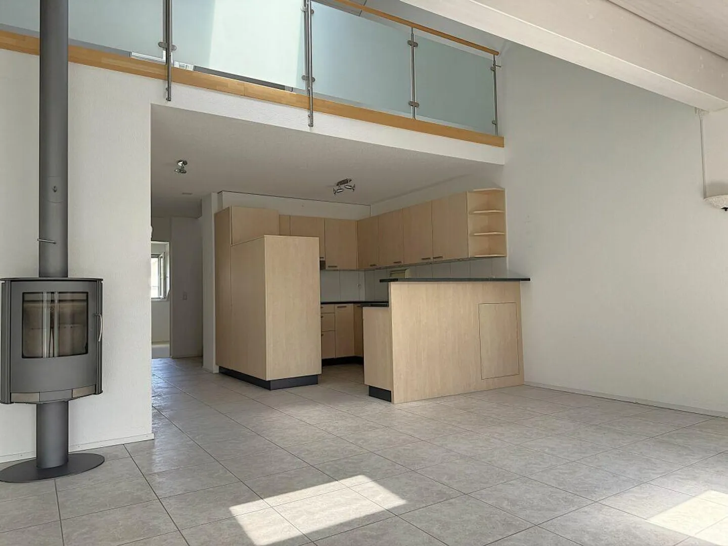 Attractive and centrally located penthouse apartment with gallery - Photo 3 of 15
