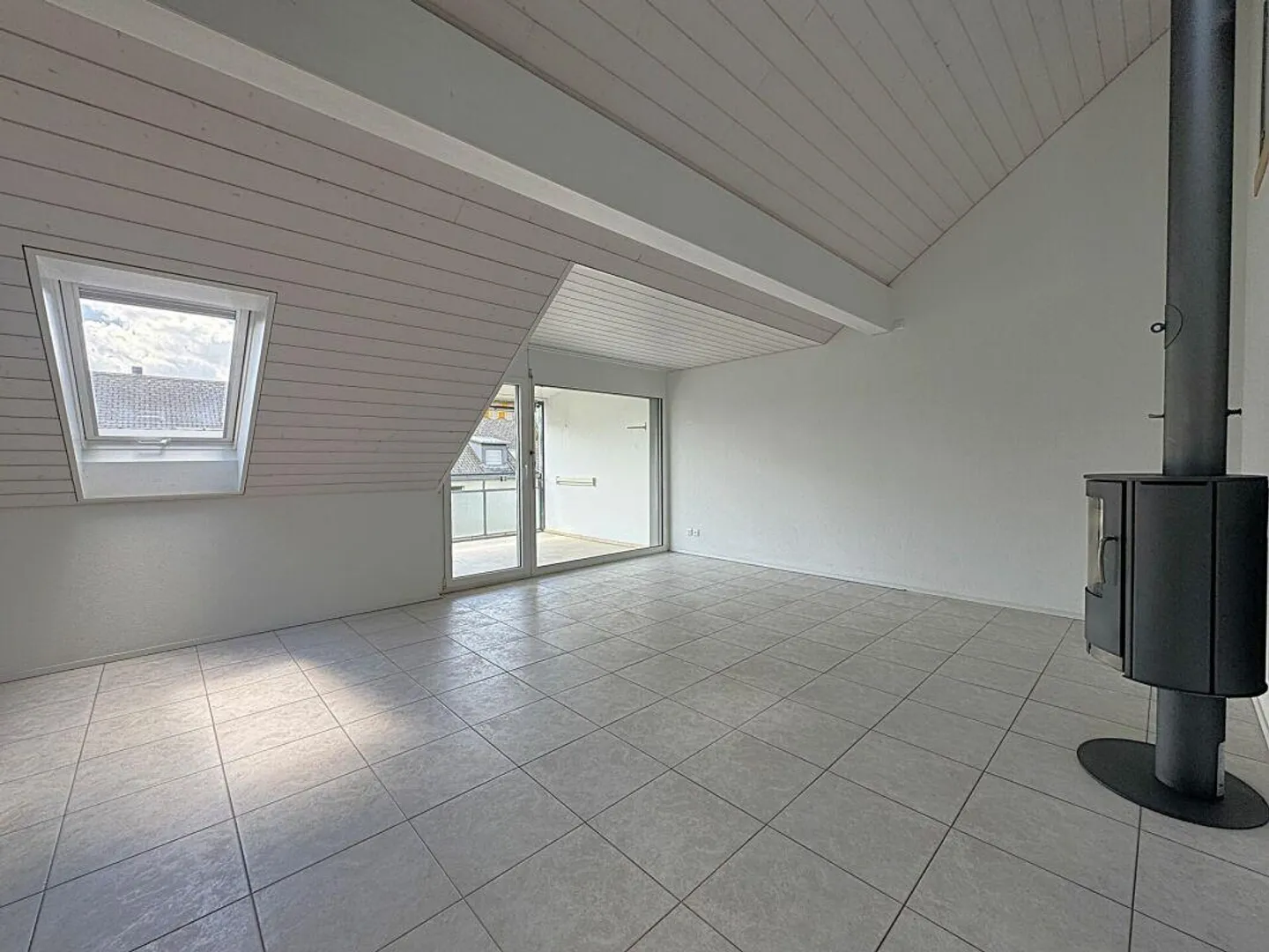 Attractive and centrally located penthouse apartment with gallery - Photo 2 of 15