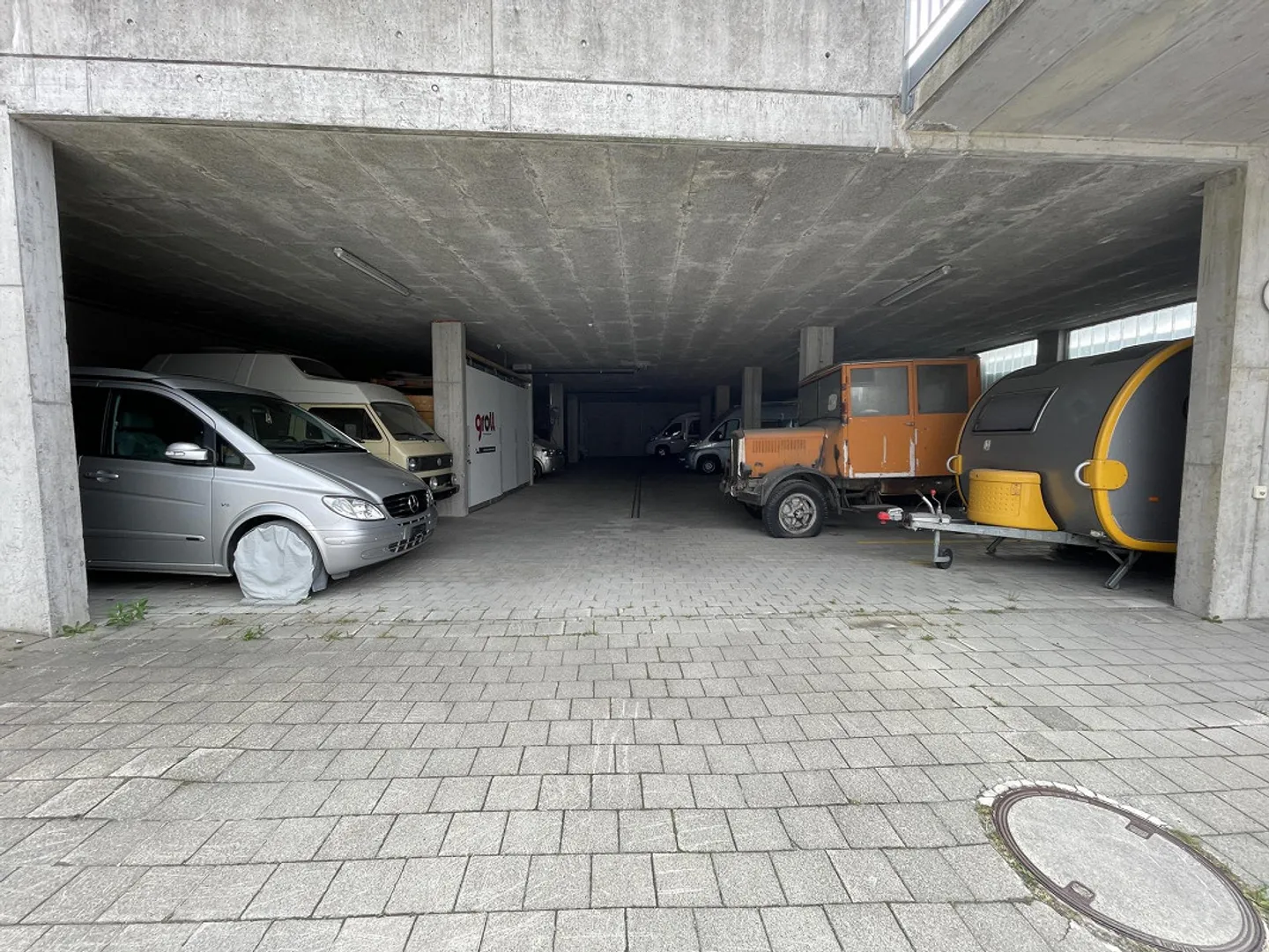 Places de parking couvertes et ouvertes - Photo 1 sur 7