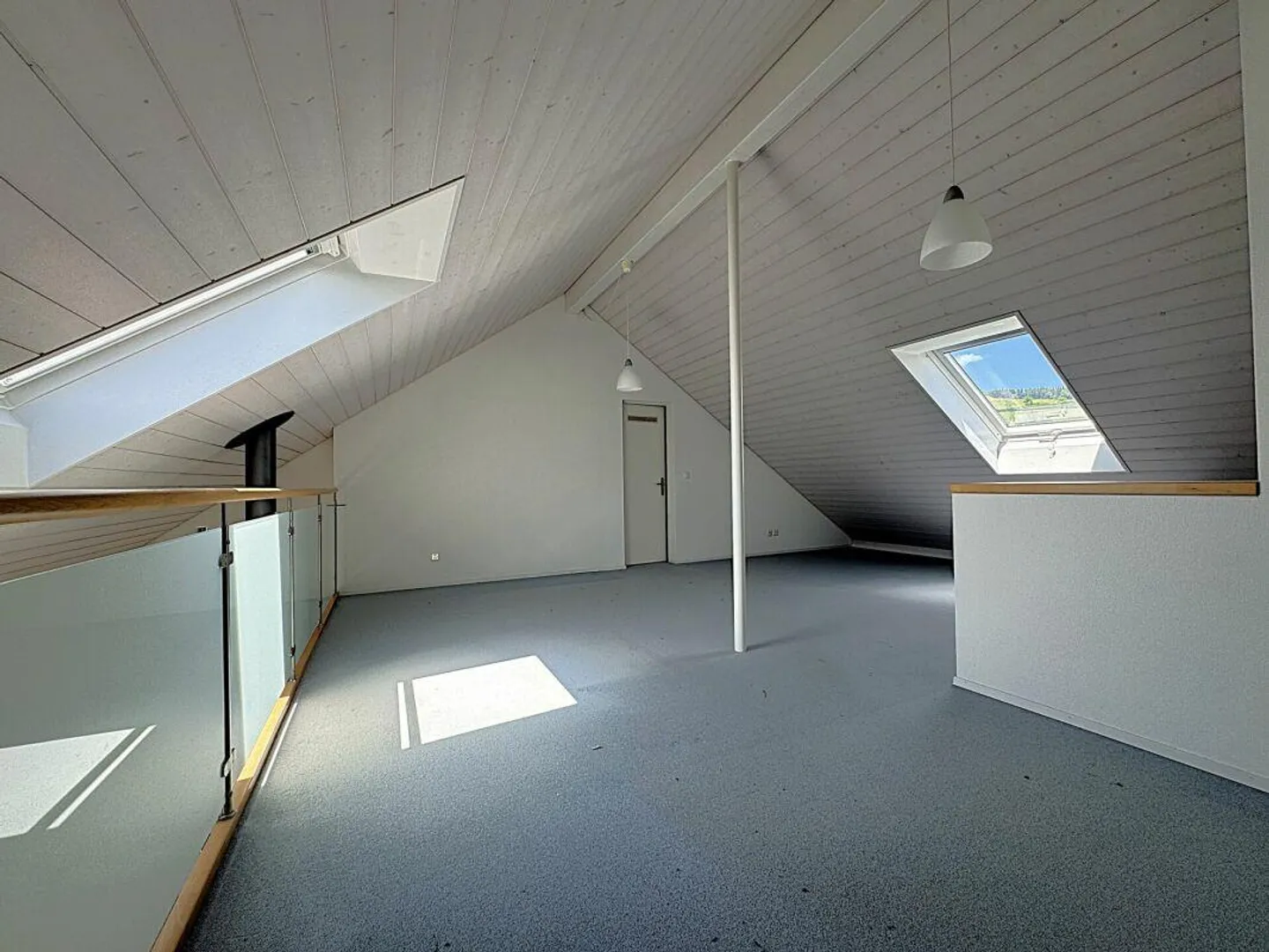 Attractive and centrally located penthouse apartment with gallery - Photo 6 of 15