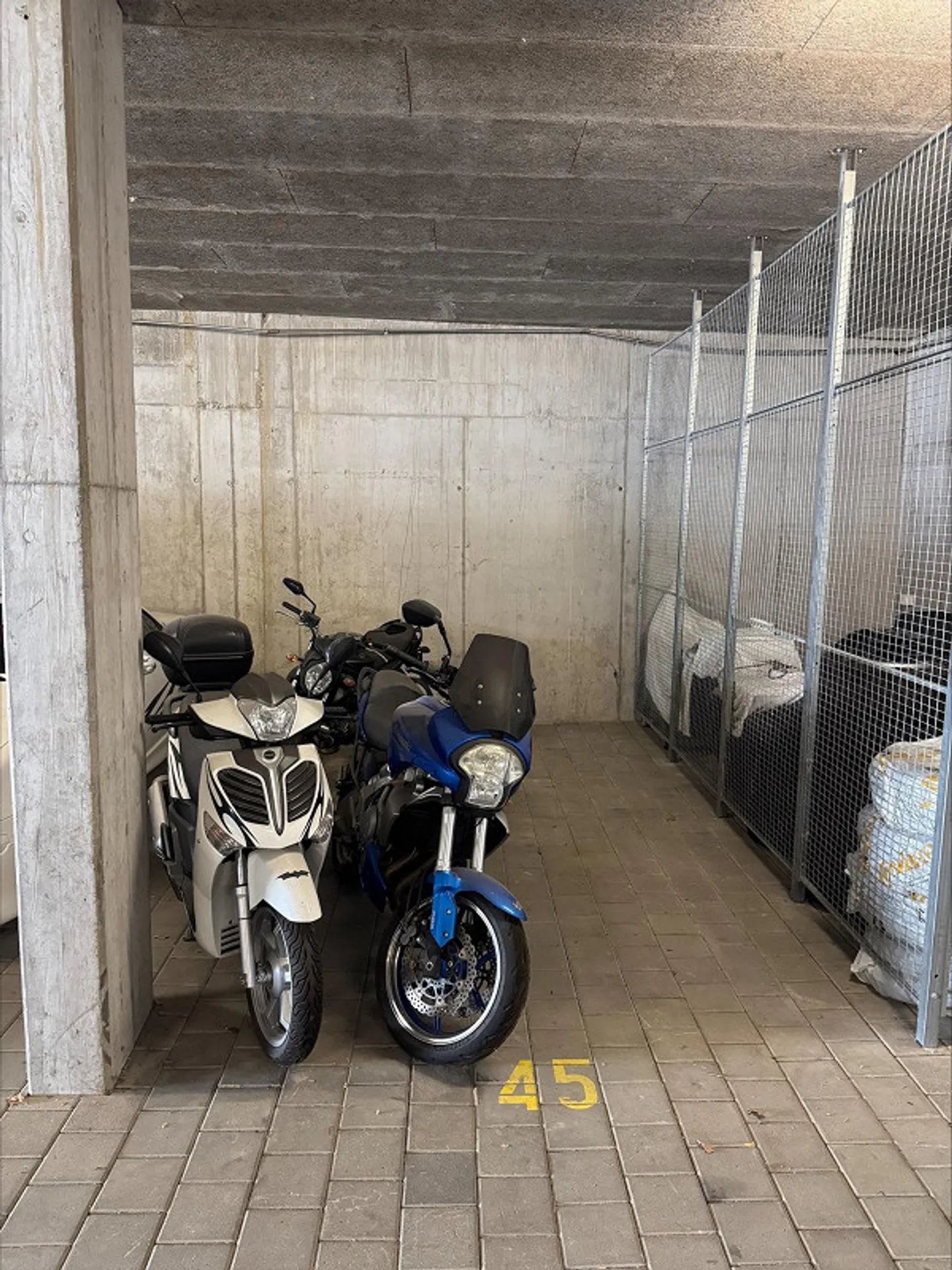 Places de parking couvertes et ouvertes - Photo 3 sur 7