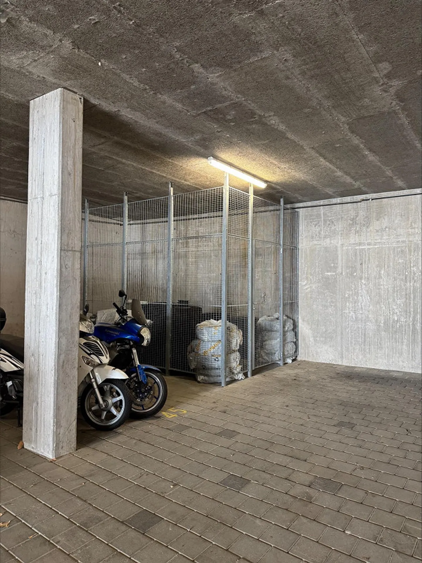 Places de parking couvertes et ouvertes - Photo 4 sur 7