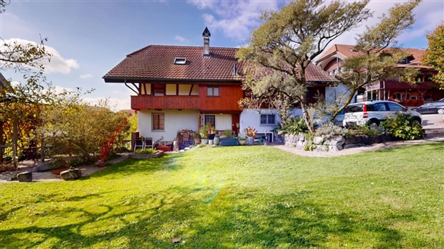 Maison bi-familiale avec jardin - Photo 1 sur 13