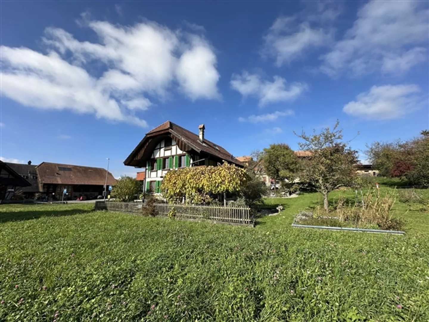 Maison bi-familiale avec jardin - Photo 2 sur 13