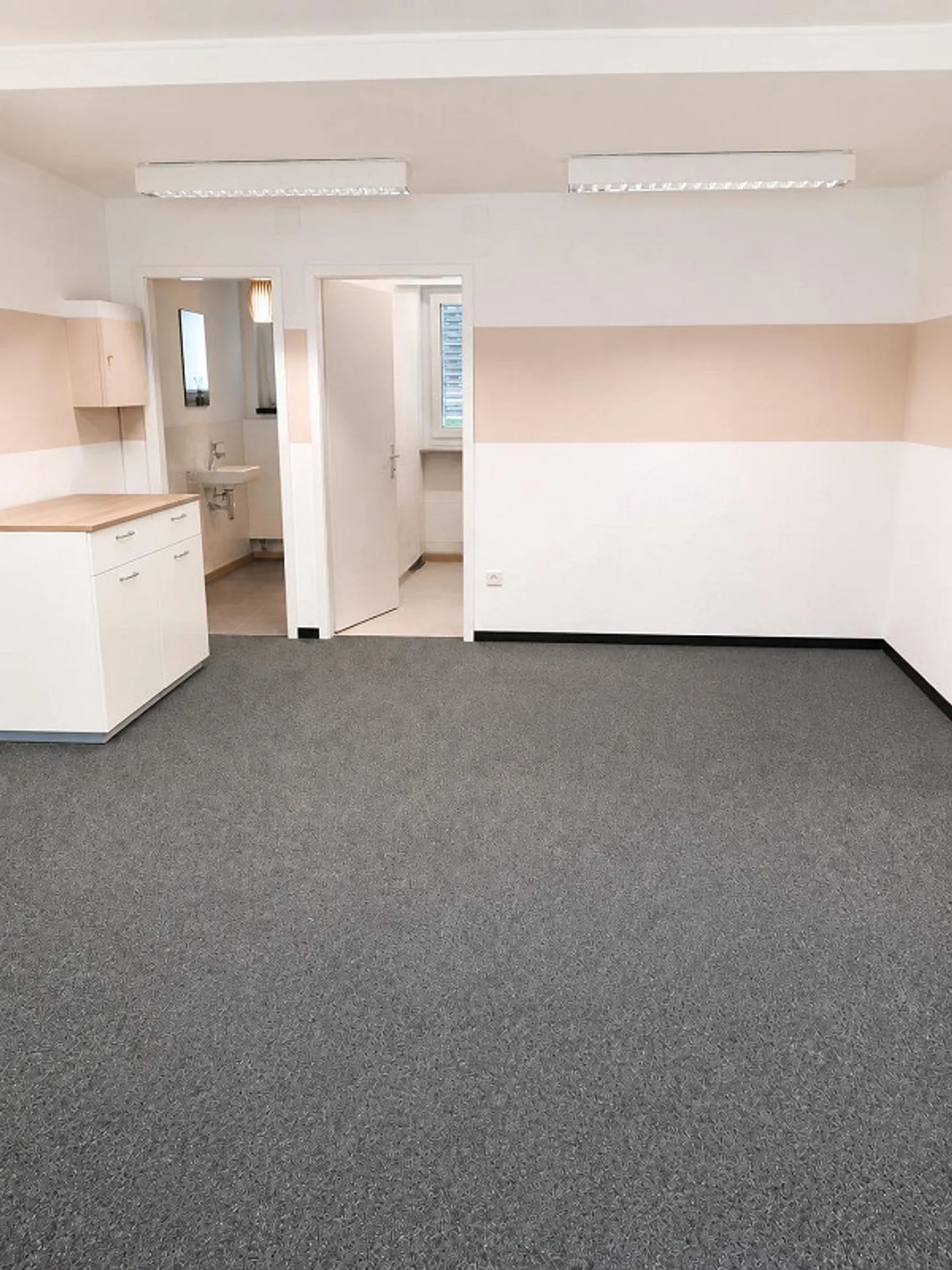 Shop space for rent - Photo 1 of 5