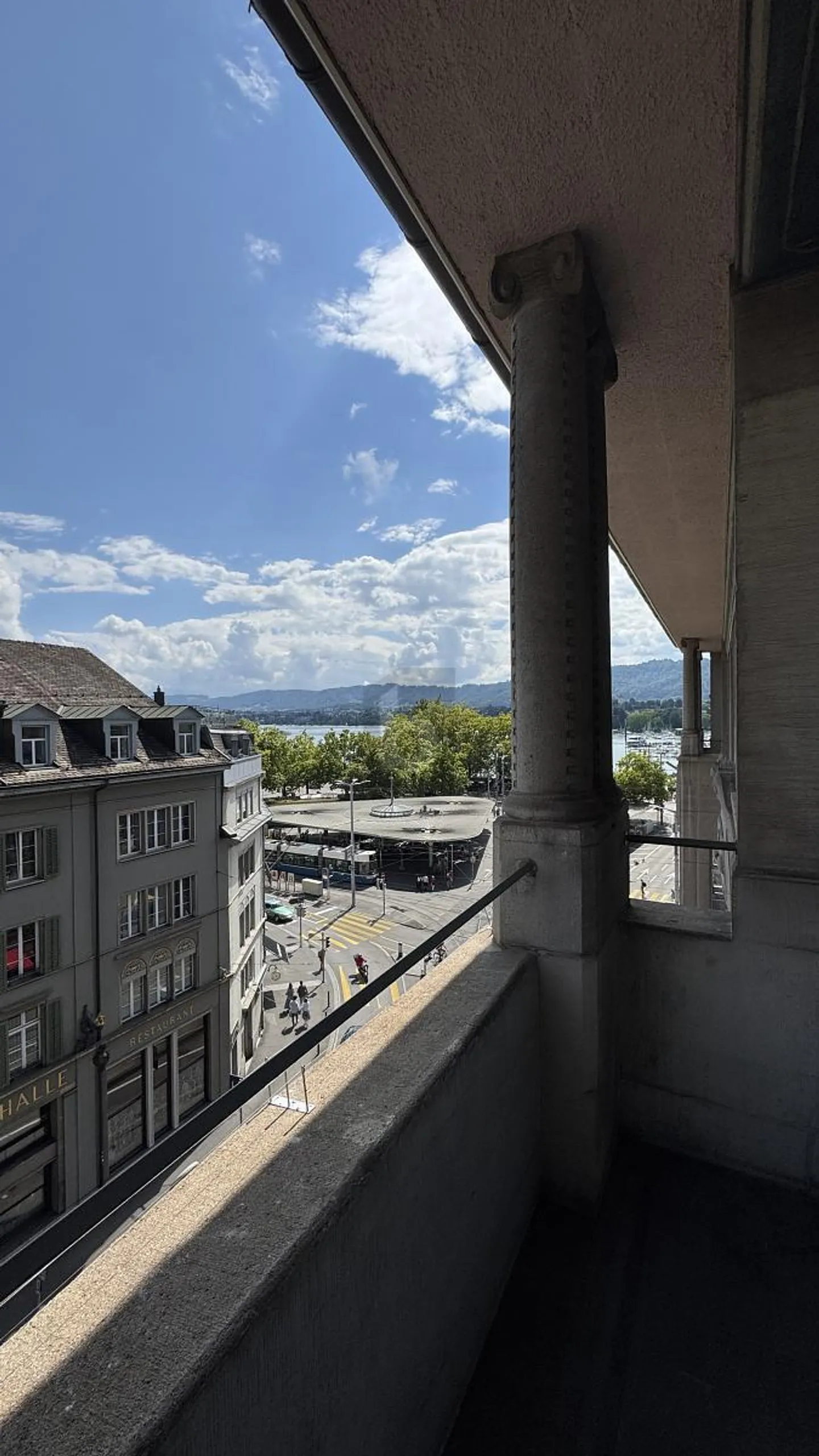 Ristrutturato con stile con vista sul lago - Foto 1 di 6