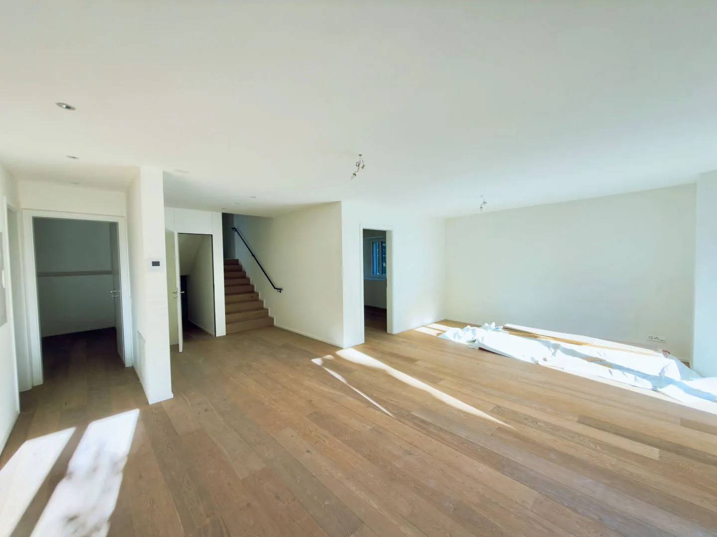 Casa Gatti : Appartement rénové de 3,5 pièces au rez-de-chaussée | Résidence Gatti : Appartement rénové de 3,5 pièces au rez-de-chaussée - Photo 3 sur 10