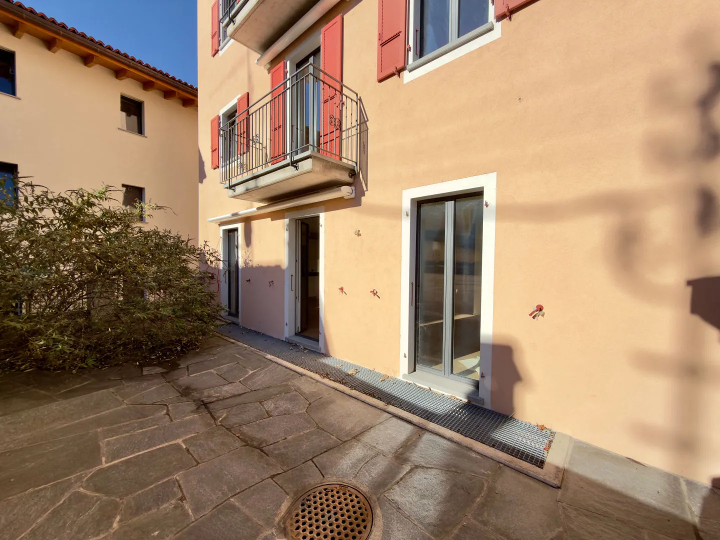 Casa Gatti : Appartement rénové de 3,5 pièces au rez-de-chaussée | Résidence Gatti : Appartement rénové de 3,5 pièces au rez-de-chaussée - Photo 8 sur 10