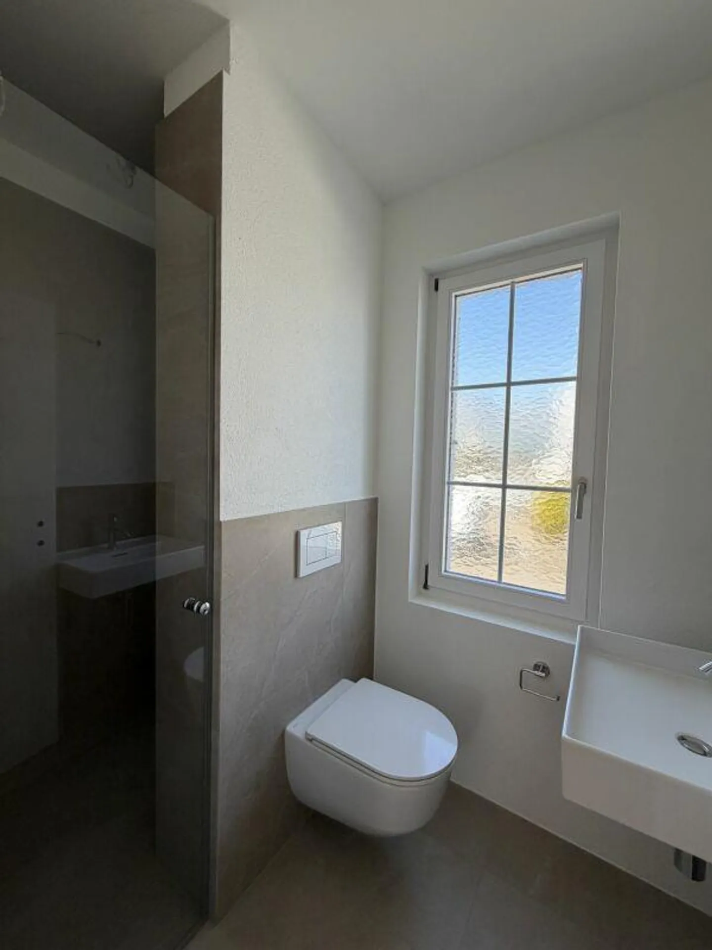 Appartement de villa 4.5 pièces récemment rénové avec jardin - Photo 5 sur 7