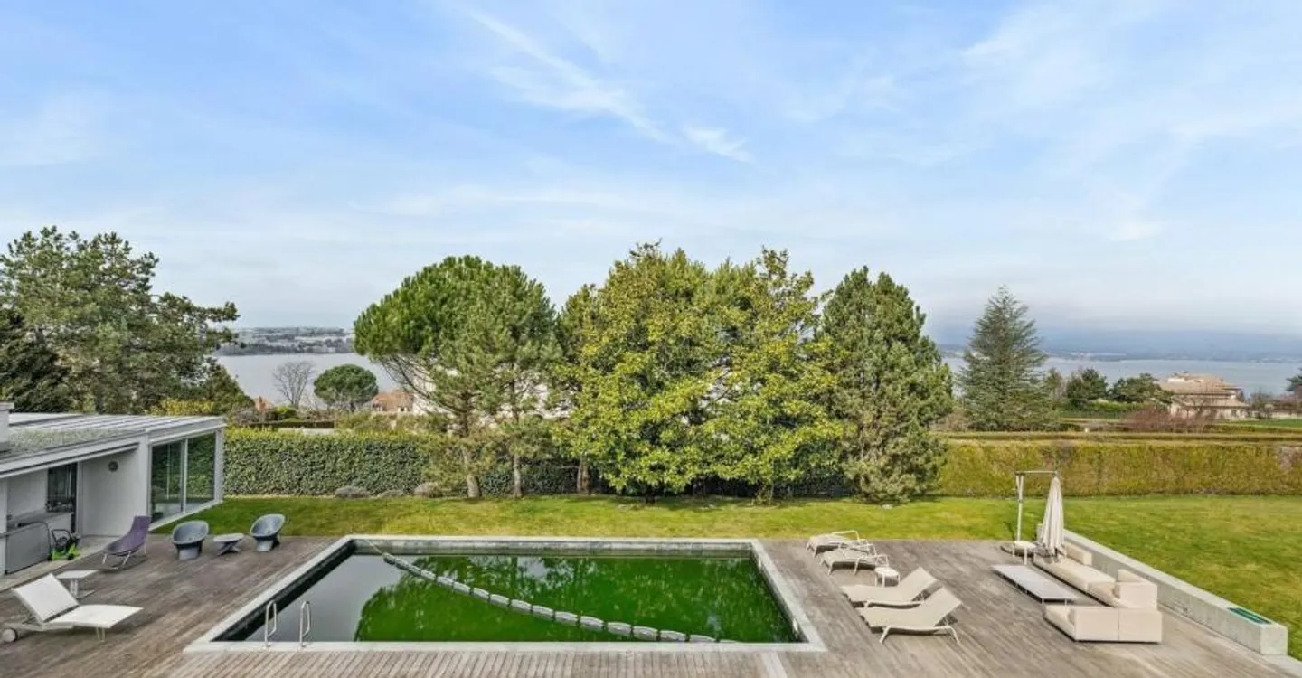 Contemporary villa with lake view - Photo 1 of 10